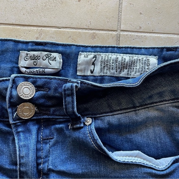 Indigo Rein Women's Medium Wash Blue Denim Rolled Hem Vintage Jean Shorts Size 3 - Picture 2 of 3